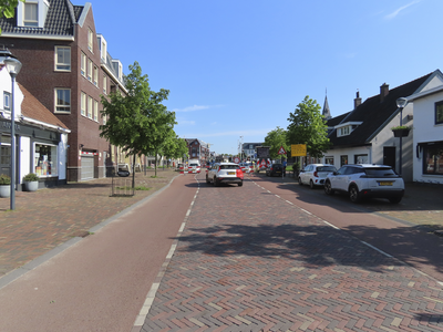 908895 Gezicht op het begin van de Meerndijk te De Meern (gemeente Utrecht), die afgesloten is vanwege het asfalteren ...